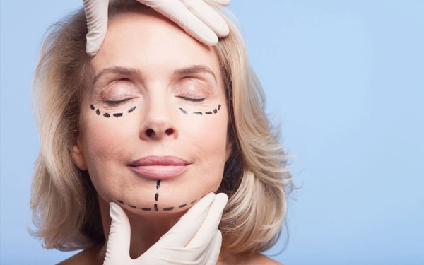 Femme qui se prepare pour une chirurgie esthetique du visage